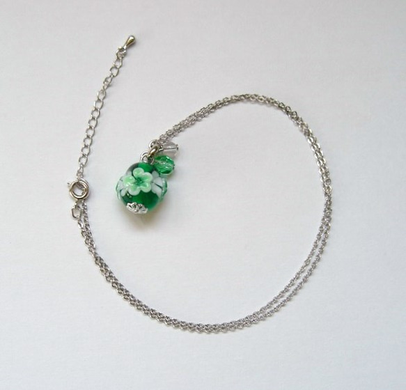 緑の花のとんぼ玉のネックレス(ストラップ兼用) 2枚目の画像