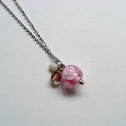 ピンクのバラのとんぼ玉のネックレス(ストラップ兼用) 1枚目の画像
