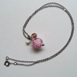ピンクのバラのとんぼ玉のネックレス(ストラップ兼用) 2枚目の画像