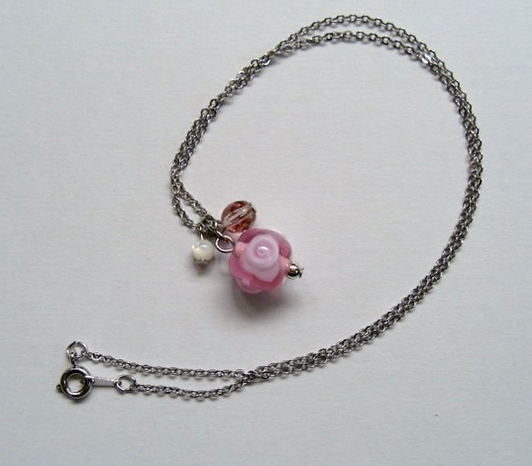 ピンクのバラのとんぼ玉のネックレス(ストラップ兼用) 2枚目の画像
