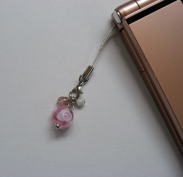 ピンクのバラのとんぼ玉のネックレス(ストラップ兼用) 4枚目の画像