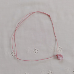 ピンクの花のとんぼ玉(水中花入り)のネックレス(革ひも) 2枚目の画像
