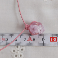 ピンクの花のとんぼ玉(水中花入り)のネックレス(革ひも) 4枚目の画像