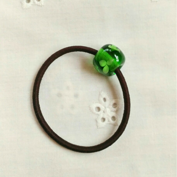 薄い緑に小花模様(6個、水中花)のとんぼ玉のヘアゴム 1枚目の画像