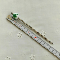 浴衣に似合うとんぼ玉のかんざし(白地に透明と不透明の緑、ホルダーかんざし、クッションリングタイプ) 5枚目の画像
