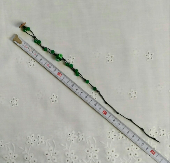 緑の花のとんぼ玉とグリーンジェードのブレスレット(革ひも黒) 4枚目の画像