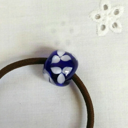 コバルトブルーに白い水中花(6個)のとんぼ玉のヘアゴム 2枚目の画像