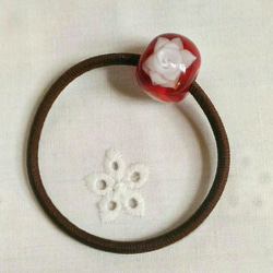 赤に白いバラ(3個)のとんぼ玉のヘアゴム 1枚目の画像
