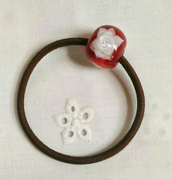赤に白いバラ(3個)のとんぼ玉のヘアゴム 1枚目の画像