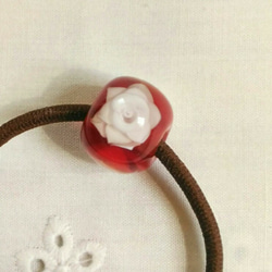 赤に白いバラ(3個)のとんぼ玉のヘアゴム 2枚目の画像