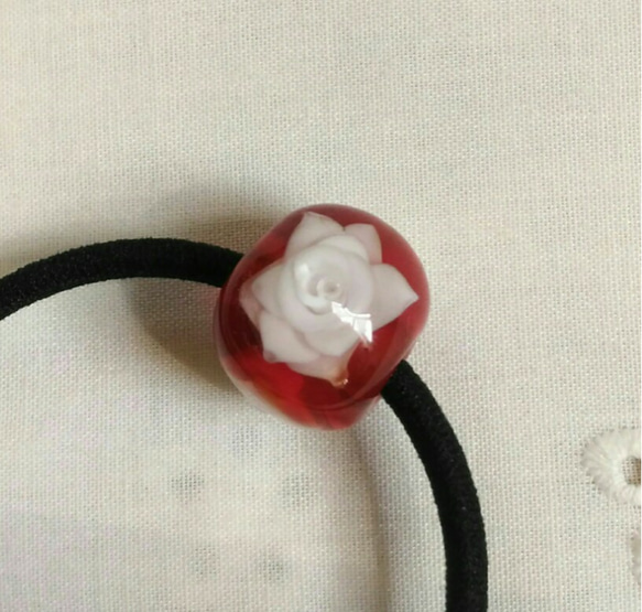 赤に白いバラ(3個)のとんぼ玉のヘアゴム 4枚目の画像
