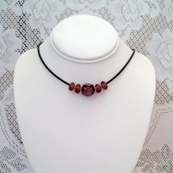 赤紫のバラのとんぼ玉のネックレス 3枚目の画像