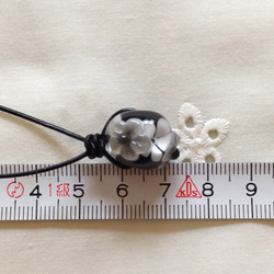 黒の花のとんぼ玉(水中花入り、まるい花びら)のネックレス(革ひも) 4枚目の画像