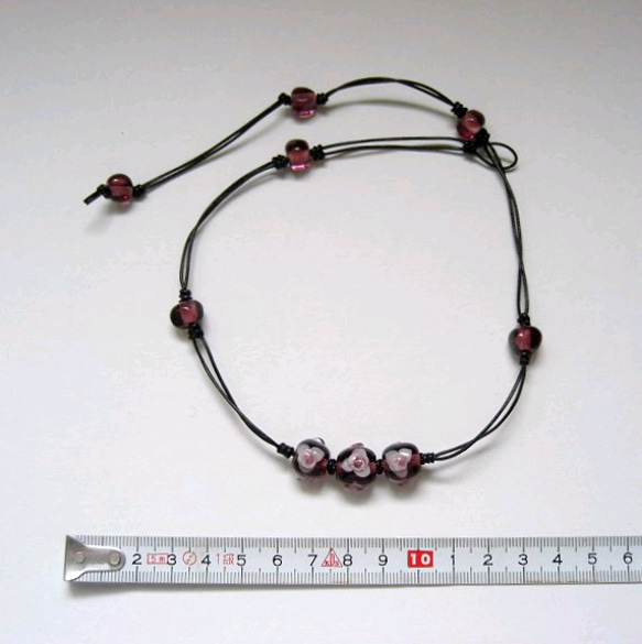 赤紫のバラの小さなとんぼ玉のネックレス(ブレスレット兼用) 2枚目の画像
