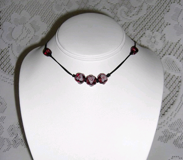 赤紫のバラの小さなとんぼ玉のネックレス(ブレスレット兼用) 3枚目の画像