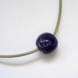 藍色のバラのとんぼ玉のネックレス 1枚目の画像