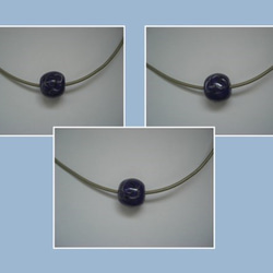 藍色のバラのとんぼ玉のネックレス 4枚目の画像