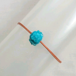 花のとんぼ玉のシンプルブレスレット(不透明ブルー系ターコイズブルー) 2枚目の画像