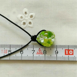 黄緑(ライムグリーン)の花のとんぼ玉(水中花入り)のネックレス(革ひも) 2枚目の画像