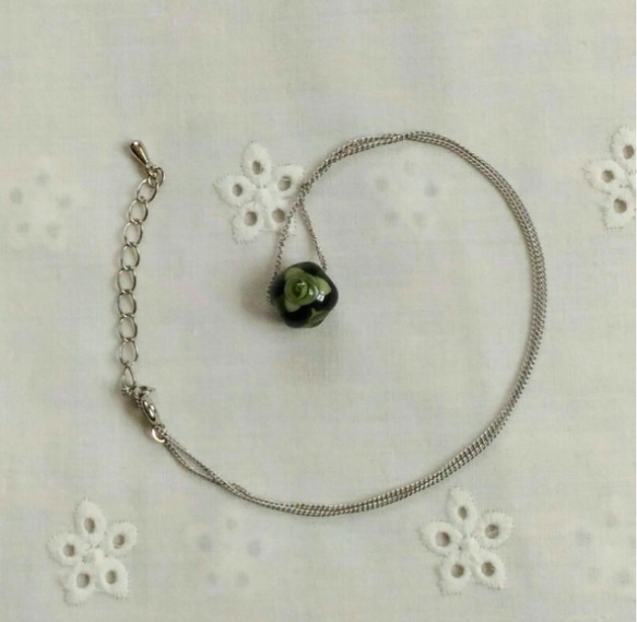 オリーブ色のバラのとても小さなとんぼ玉のネックレス 2枚目の画像