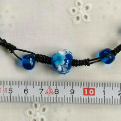 カプリブルーの花のとんぼ玉とガラスビーズのネックレス(革ひも黒  ブレスレット兼用) 3枚目の画像
