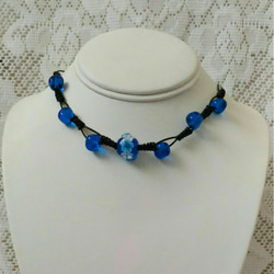 カプリブルーの花のとんぼ玉とガラスビーズのネックレス(革ひも黒  ブレスレット兼用) 4枚目の画像