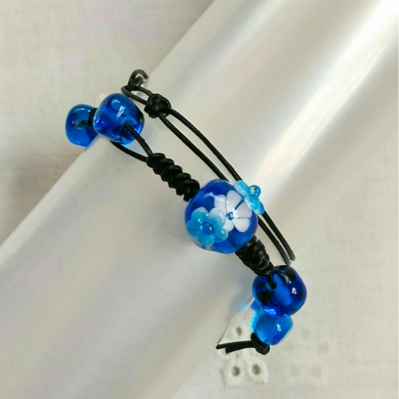 カプリブルーの花のとんぼ玉とガラスビーズのネックレス(革ひも黒  ブレスレット兼用) 5枚目の画像