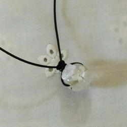 クリアガラスの花のとんぼ玉(水中花入り)のネックレス(革ひも