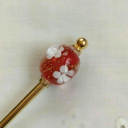 金箔入り赤に白い水中花(4個)のとんぼ玉のかんざし 1枚目の画像
