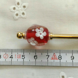 金箔入り赤に白い水中花(4個)のとんぼ玉のかんざし 4枚目の画像