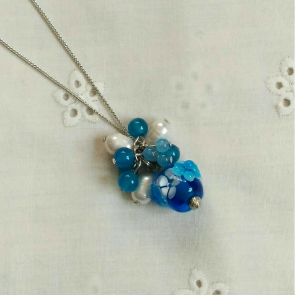 カプリブルーの花のとんぼ玉(水中花入り)とブルージェードと淡水パールのネックレス 1枚目の画像