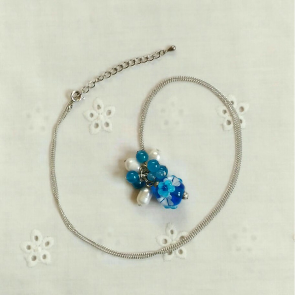 カプリブルーの花のとんぼ玉(水中花入り)とブルージェードと淡水パールのネックレス 2枚目の画像