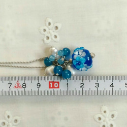 カプリブルーの花のとんぼ玉(水中花入り)とブルージェードと淡水パールのネックレス 3枚目の画像