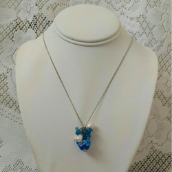 カプリブルーの花のとんぼ玉(水中花入り)とブルージェードと淡水パールのネックレス 4枚目の画像