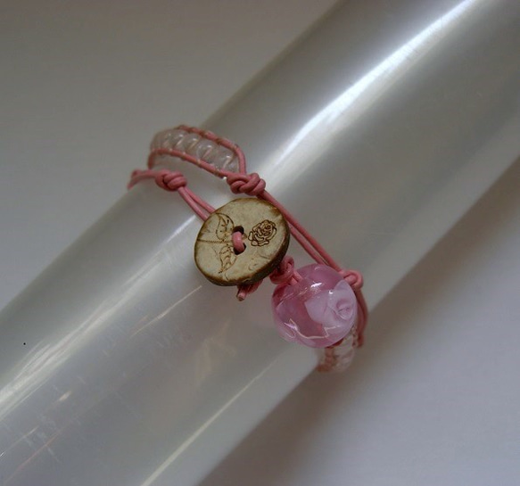 ピンクのバラのとんぼ玉とローズクォーツのラップブレスレット 3枚目の画像