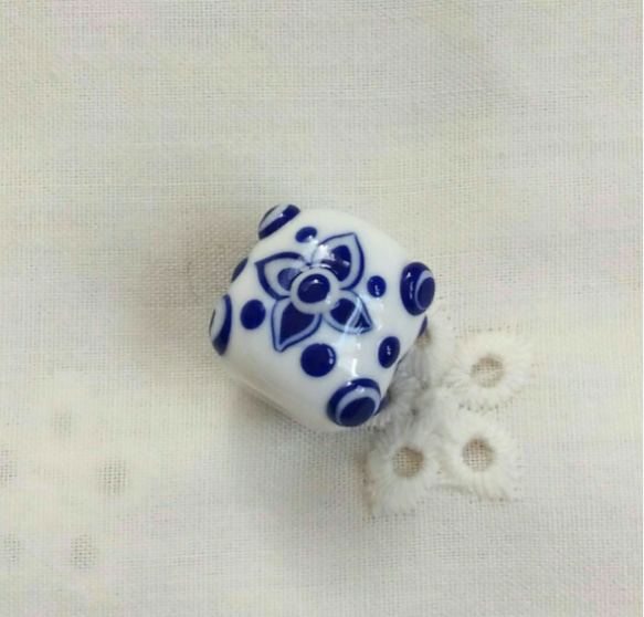 白に藍色の模様の和風とんぼ玉 1枚目の画像