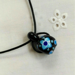 和風とんぼ玉のネックレス(黒に藍色、青、水色) 1枚目の画像