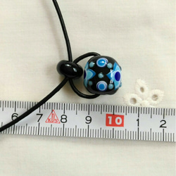 和風とんぼ玉のネックレス(黒に藍色、青、水色) 2枚目の画像