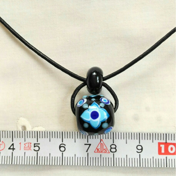和風とんぼ玉のネックレス(黒に藍色、青、水色) 3枚目の画像