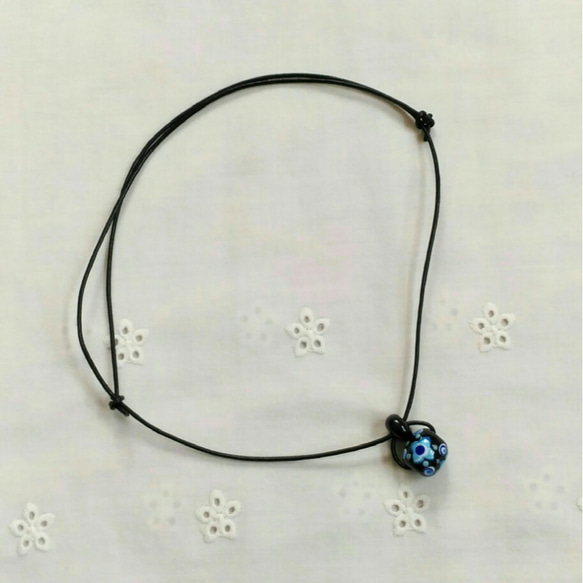 和風とんぼ玉のネックレス(黒に藍色、青、水色) 4枚目の画像