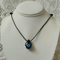 和風とんぼ玉のネックレス(黒に藍色、青、水色) 6枚目の画像