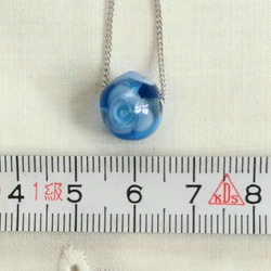 青いバラのとても小さなとんぼ玉のネックレス 3枚目の画像