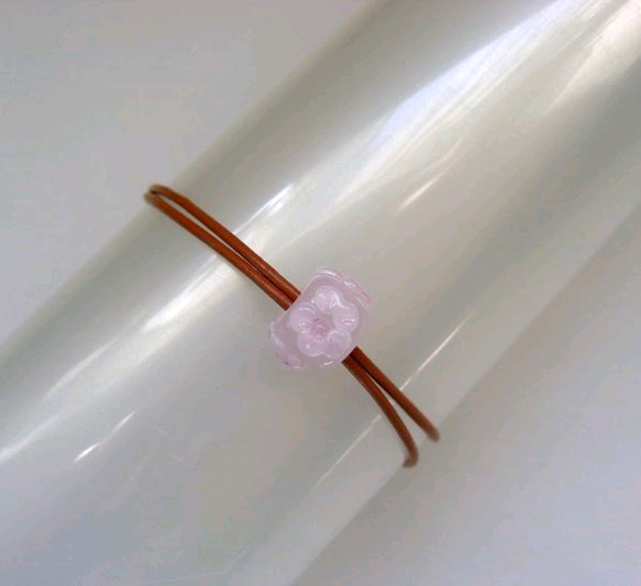 ピンクの花のとんぼ玉のシンプルブレスレット 2枚目の画像