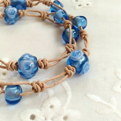 青いバラのとんぼ玉とガラスビーズのネックレス 1枚目の画像