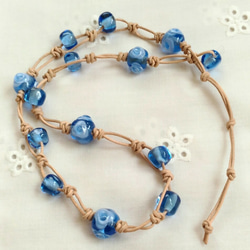 青いバラのとんぼ玉とガラスビーズのネックレス 2枚目の画像