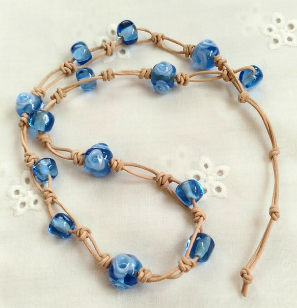 青いバラのとんぼ玉とガラスビーズのネックレス 2枚目の画像