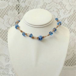 青いバラのとんぼ玉とガラスビーズのネックレス 4枚目の画像