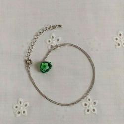 緑の花のとても小さなとんぼ玉のネックレス 2枚目の画像