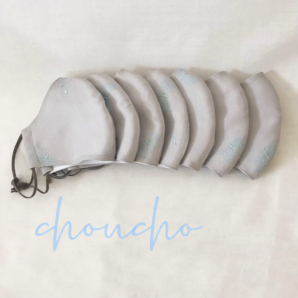 ミナペルホネン　choucho light gray  薄地マスク　大き目　大人マスク　夏マスク　涼感加工ガーゼ使用 1枚目の画像