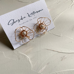 AUGUST BEAUTY 繞線單株花朵珍珠耳環 第2張的照片